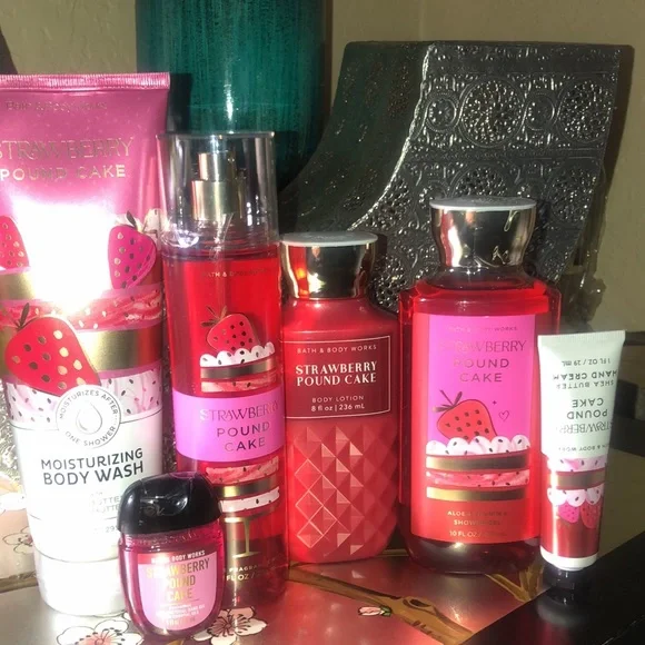 Bath and bodyworks signature collection Strawberry pound cake gift set